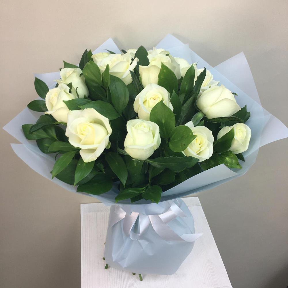 Букет 15 Белых роз Проуд в Среднем Ставропольского края