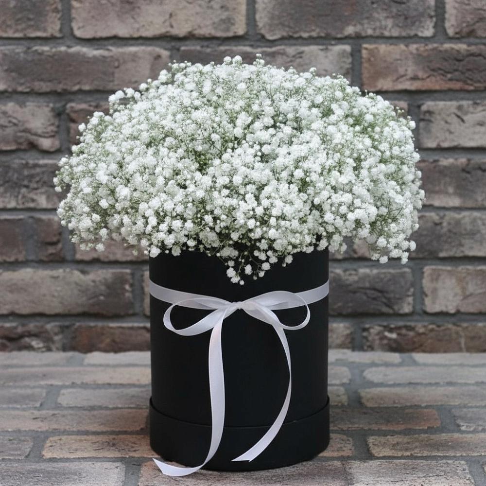 Цветочная композиция из Гипсофила в шляпной коробке в Среднем Ставропольского края