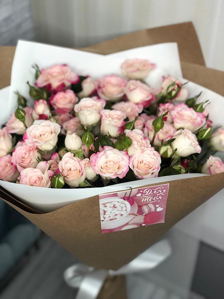 Букет цветов из: Розы в Среднем Ставропольского края