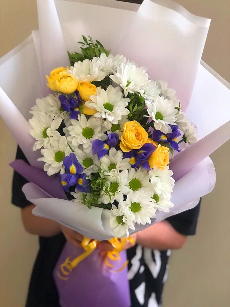Букет цветов из: Ирисы, Хризантемы и Розы в Среднем Ставропольского края