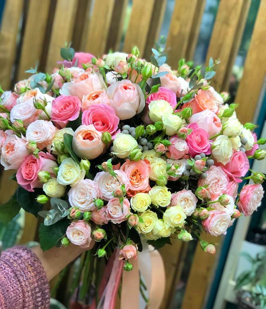 Букет цветов из: Розы в Среднем Ставропольского края