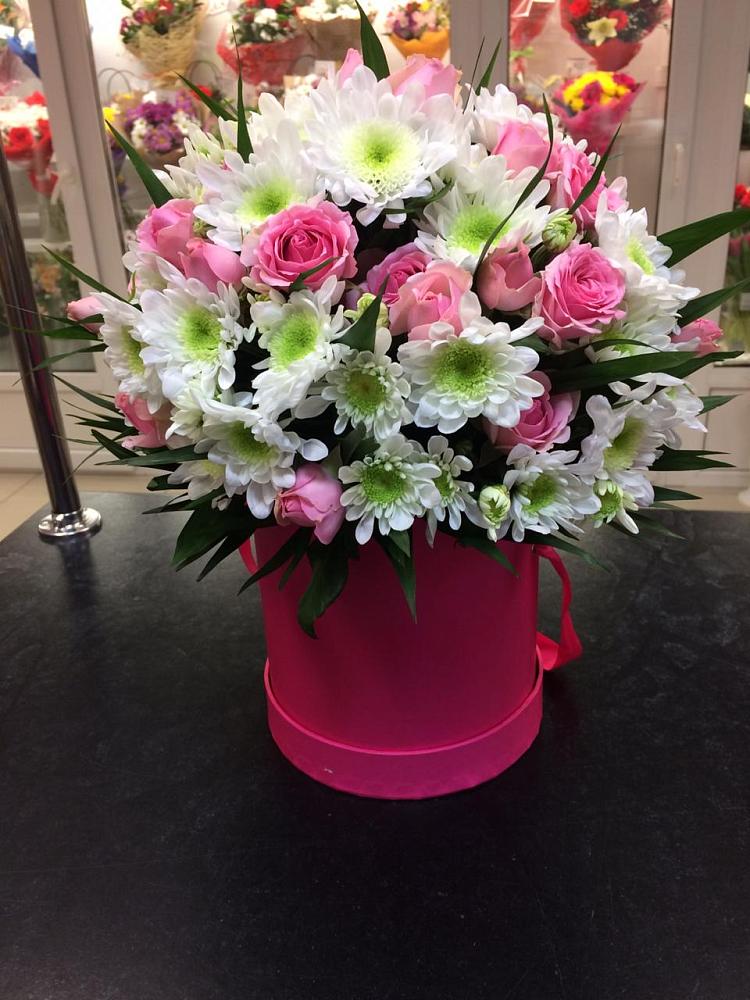 Цветочная композиция из Розы и Хризантемы в шляпной коробке в Среднем Ставропольского края