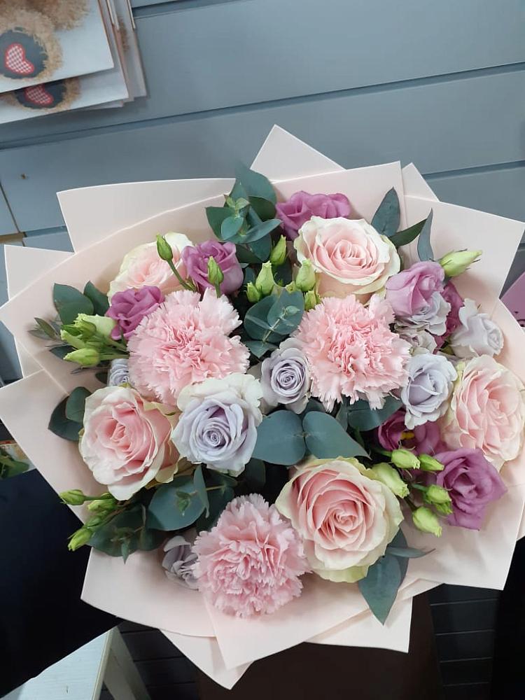 Букет цветов из: Розы, Гвоздики и Лизиантусы в Среднем Ставропольского края